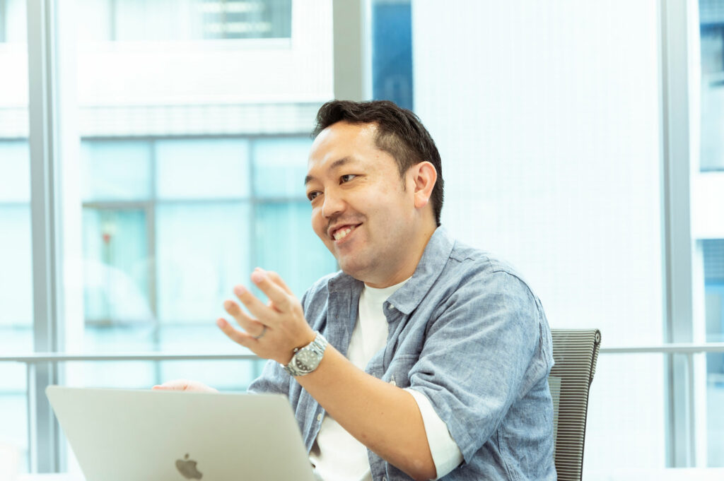 濱田雄司。「乃木恋」ではマーケティング、プロモーションまわりを担当。直近では、7月に「乃木恋」と日向坂46さんのアプリ「ひなこい」が連動して行った共同キャンペーンの企画を手がける